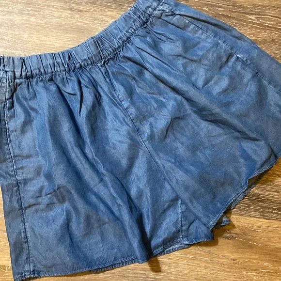 GAP Ladies shorts Blue chambray, size Small/medium - Picture 2 of 6